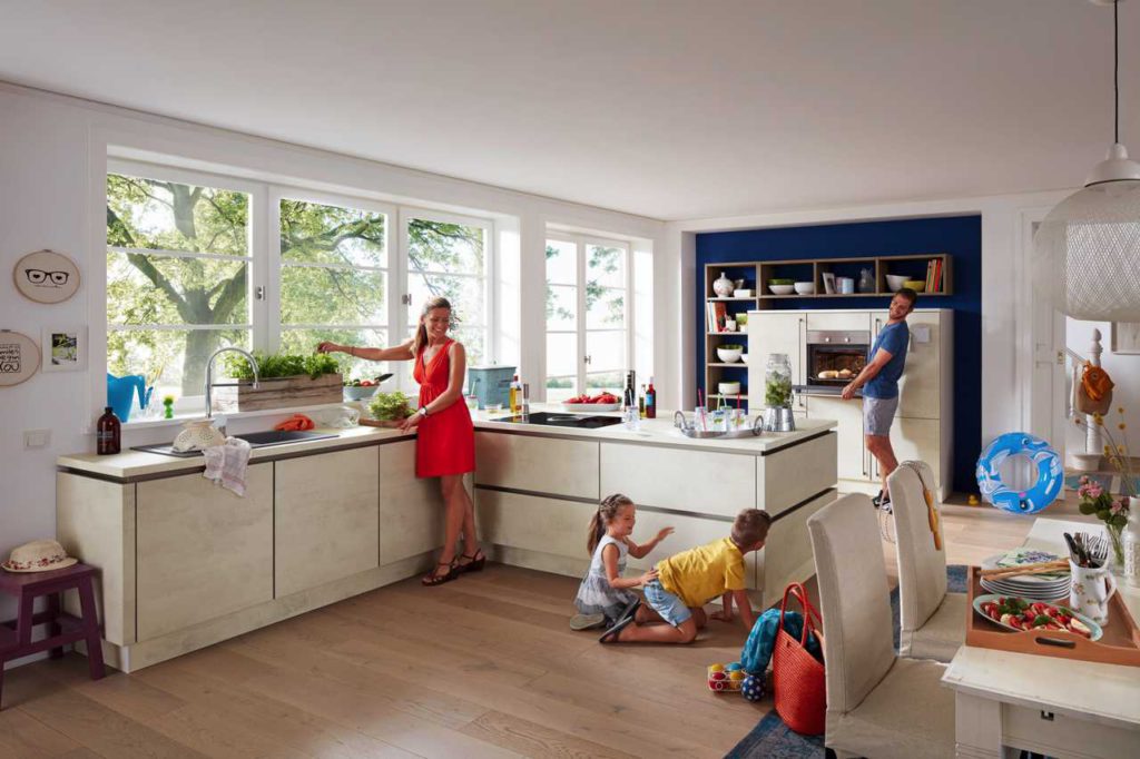Helle Küchen liegen im Dauertrend: Aktuell besonders beliebt sind Küchenfronten in Betonweiß. Durch die Betonoptik erhält die Küche einen loftartigen-Charakter.
Foto: djd/KüchenTreff | KÜCHEN JOURNAL helle Küche, weiße Küche