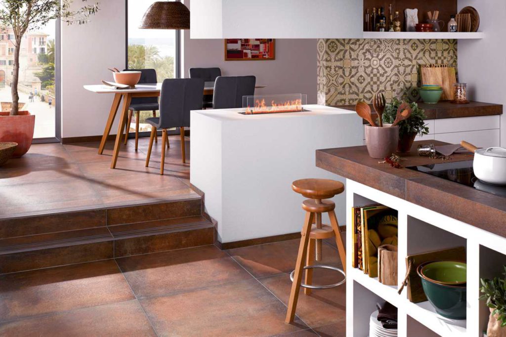 Moderne Wand- und Bodenkonzepte aus Keramik verbinden Küche, Ess- und Wohnbereich optisch zu einer Einheit.
Foto: djd/Deutsche-Fliese.de/Steuler