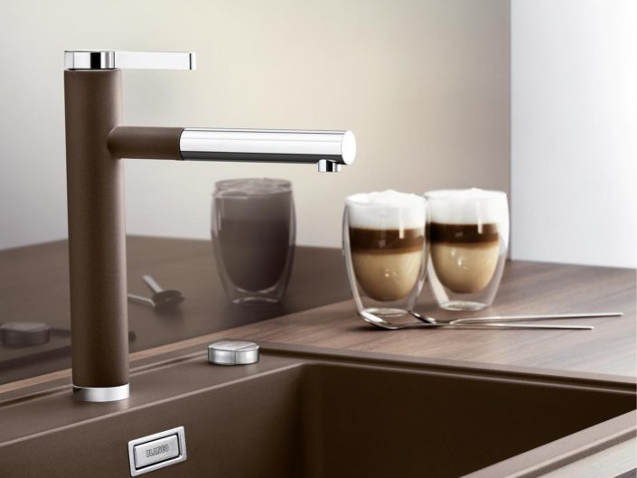 Die Blanco Linee-S Armatur besticht durch sein modernes geradliniges Design. Sie ist mit ausziehbarem Auslauf und neben Chrom und Edelstahl auch im Silgranit-Look erhältlich. Hier in der Farbe Café - passend zur Spüle im selben Farbton. Foto: Blanco