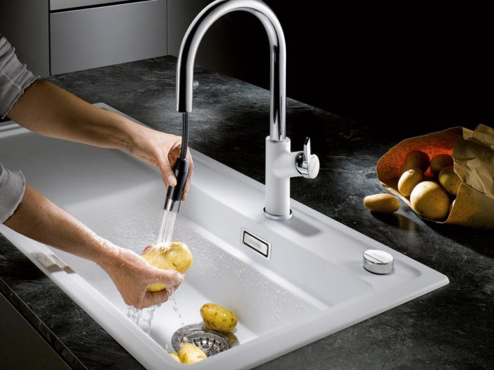 Blanco Carena-S Vario“ kann problemlos von Normal- auf Brausestrahl umgestellt werden. Foto: epr/BLANCO