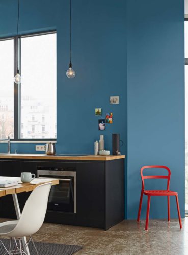 Urbaner Chic trifft auf Statementfarbe! Gerade minimalistische Küchen profitieren von einer satten Farbgebung wie hier mit Alpina Feine Farben No. 13 „Stolzer Wellenreiter“. (Foto: epr/Alpina)