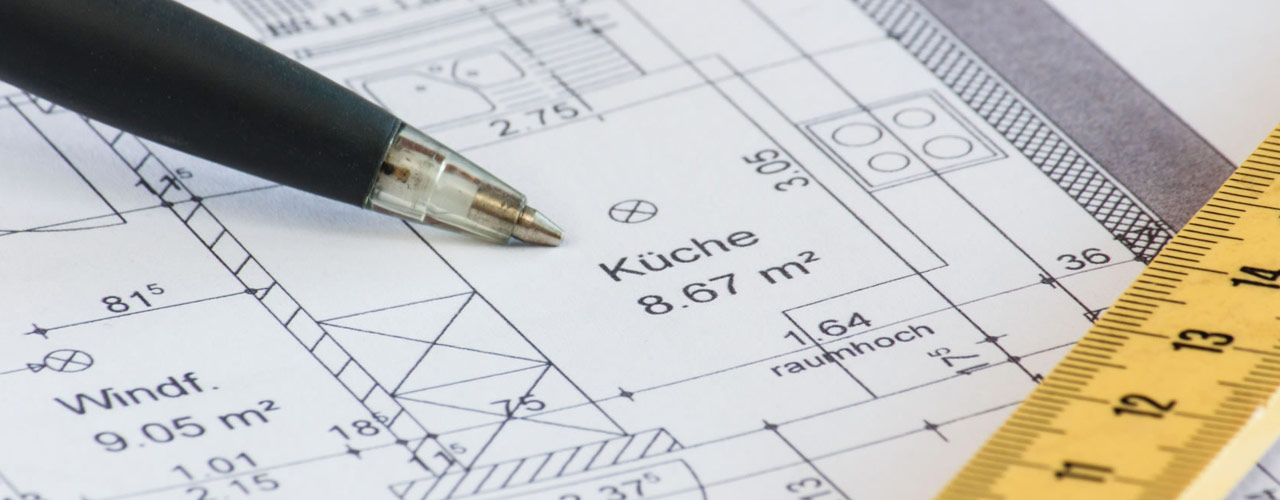 Beim Ausmessen der Küche: Grundriss mit Wandlängen, Deckenhöhen, Fenstern, Türen, Heizkörpern, Steckdosen, Lichtschaltern, Wasser- und Stromanschlüssen erstellen.