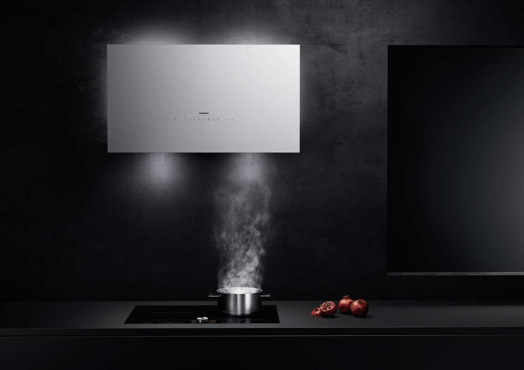 Leise und effiziente Entlüftung.
Das pure Design der Wandesse mit vertikalem Schwadenschirm passt perfekt zur Gaggenau Backofen-Serie 200 und bietet eine besonders leise und effiziente Entlüftung.
Foto: Gaggenau