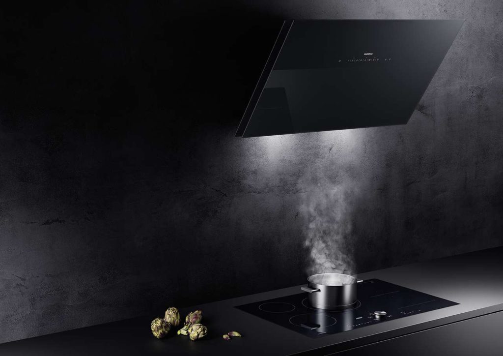 Starkes Design-Statement.
Die Wandesse mit schrägem Schwadenschirm passt sich perfekt in das Design der Gaggenau Backofen-Serie 200 ein und sorgt für eine effiziente Entlüftung.
Foto: Gaggenau