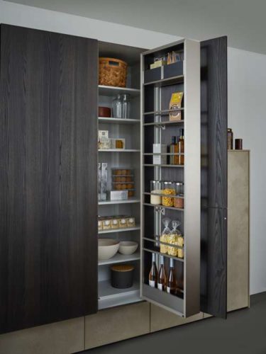 Ein cleveres Stauraumkonzept bietet der Hochschrank aus dem Programm Interior+. Das Besondere sind schwenkbare Profilrahmen aus hochwertigem Aluminium, in denen sich die kleinen Dinge verstauen lassen: Gewürze, Dosen, Hülsenfrüchte und vieles mehr. Hinter dem Rahmen bietet der Schrank genügend Tiefe, um dort Teller, Töpfe, Schalen und ähnliches unterzubringen.  Foto: LEICHT