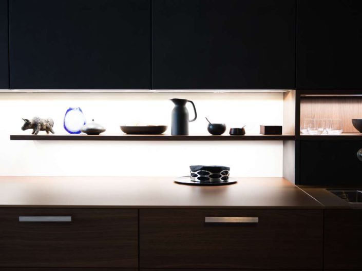 Licht bringt Leben in den Raum: Das sorgfältig entwickelte Lichtkonzept erzeugt in jeder LEICHT-Küche ein wohnliches Ambiente und wird u. a. zur wirkungsvollen Inszenierung von Nischen und offenen Regalen eingesetzt. Foto: LEICHT
