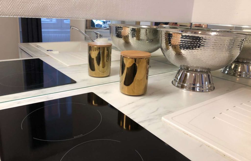 Spiegelrückwände lassen Küchen größer wirken.
