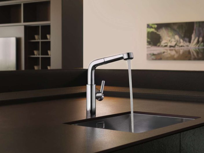 Die Küchenarmatur KWC SUNO ist mit dem turn-and-clean-Verschluss ausgestattet, mit dem das Brausesieb ganz einfach herausgedreht und gereinigt werden kann. Foto: KWC