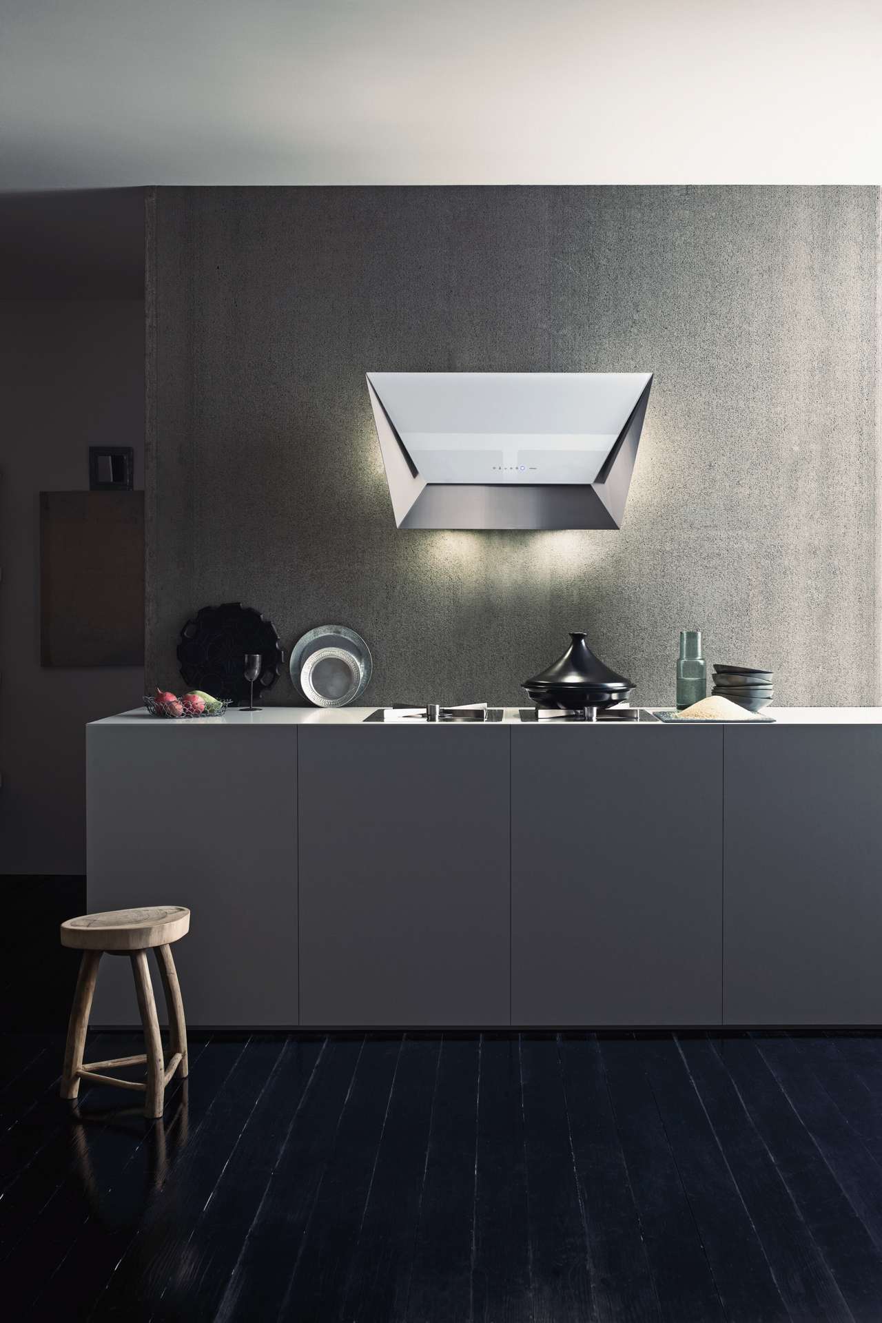 Der Hingucker in der Küche: Nicht umsonst wurde die Design-Dunstabzugshaube Prisma mit dem „Good Design Award 2014“ ausgezeichnet. In ihrer Optik an einen Diamanten erinnernd, sorgt die LED-Ambientebeleuchtung dafür, dass sie regelrecht an der Wand „schwebt“. Foto: epr/falmec
| KÜCHEN JOURNAL Der Hingucker in der Küche: Nicht umsonst wurde die Design-Dunstabzugshaube Prisma mit dem „Good Design Award 2014“ ausgezeichnet. In ihrer Optik an einen Diamanten erinnernd, sorgt die LED-Ambientebeleuchtung dafür, dass sie regelrecht an der Wand „schwebt“. (Foto: epr/falmec)