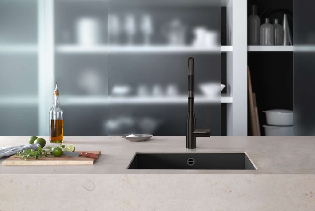 Mit der neuen Oberfläche Dark Platinum matt erweitert Dornbracht die Bandbreite individueller Gestaltungsmöglichkeiten in der Küche. Der dunkle, warme Farbton mit leichtem Bürstenstrich ist ab 2018 für die Serien Sync, Lot, Tara Ultra und Tara Classic erhältlich. Im Bild: Sync Einhebelmischer Pull-down mit Brausefunktion in Dark Platinum matt. Fotograf: Thomas Popinger, Copyright: Dornbracht