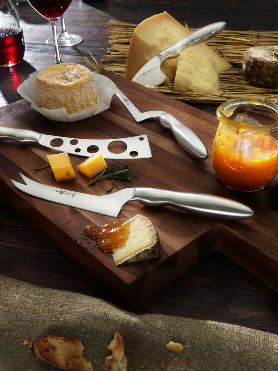 Dem Käse zu Laibe rücken können Genießer am besten mit dem Käsemesser der ZWILLING Collection. Denn direkt am Tisch aufgeschnitten, entfaltet der Käse sein Aroma besonders gut. Perfekt für Schnittkäse: Das geschwungene Käsemesser aus der ZWILLING Collection, Schnittfreudig zeigt sich das Käsemesser aus der Serie ZWILLING Dinner. Foto: ZWILLING
