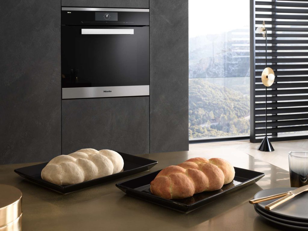 Äußerlich ist der neue Dialoggarer von Miele von einem Backofen nicht zu unterscheiden. Wer mal ein Brot ohne Kruste backen möchte – im Dialoggarer ist das möglich. Foto: Miele