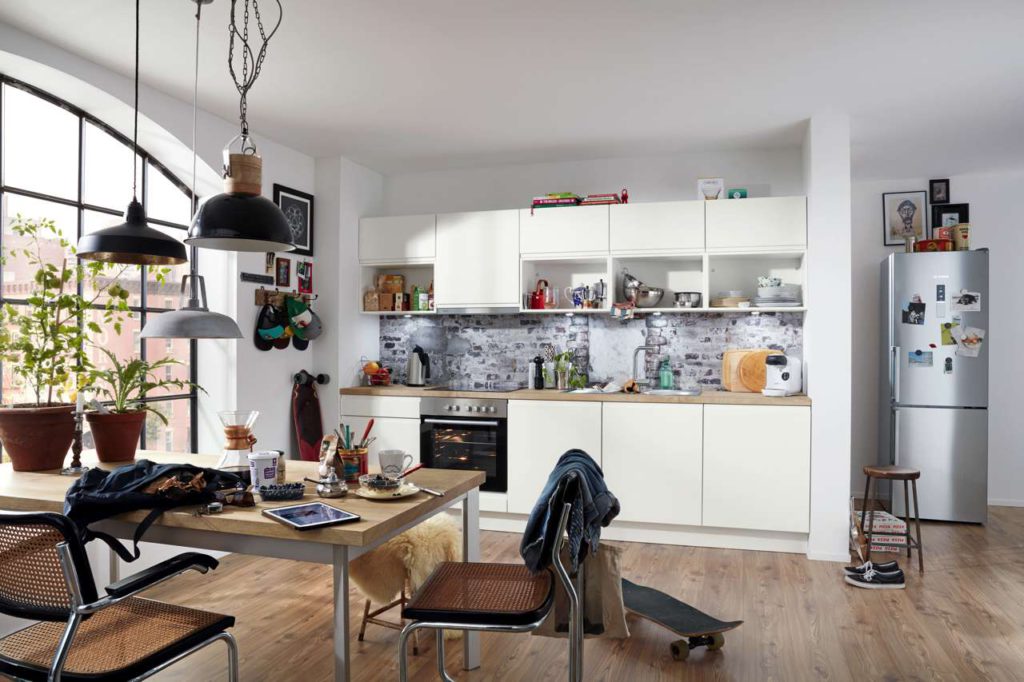 Bei Möbeldesign, Materialien und Farben gibt es unzählige Möglichkeiten. Foto: djd/KüchenTreff