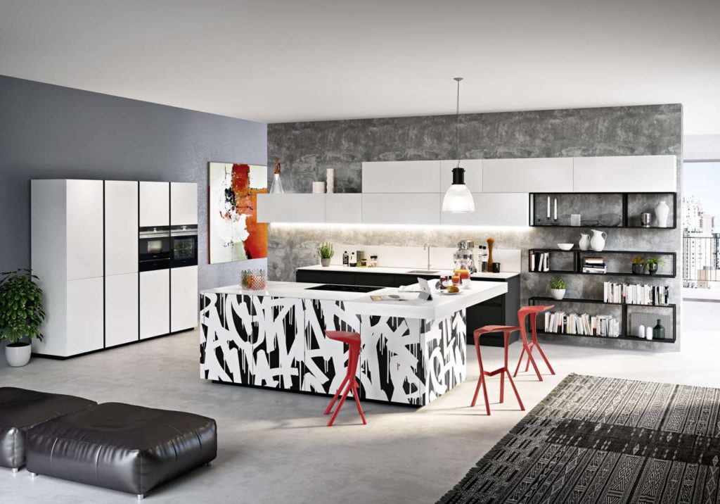 Eine moderne Wohnküche im offen gestalteten Grundriss wirkt großzügig und einladend. (Foto: AMK)