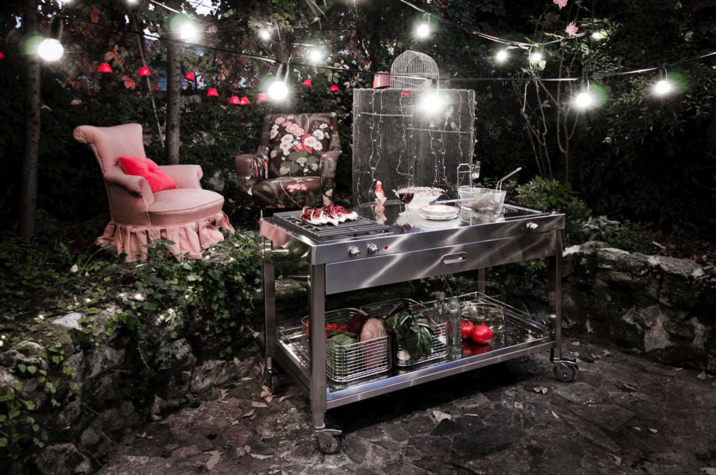 Edelstahlküchenelement mit Gasgrill, für die Gartensaison. Foto: Alpes Inox
