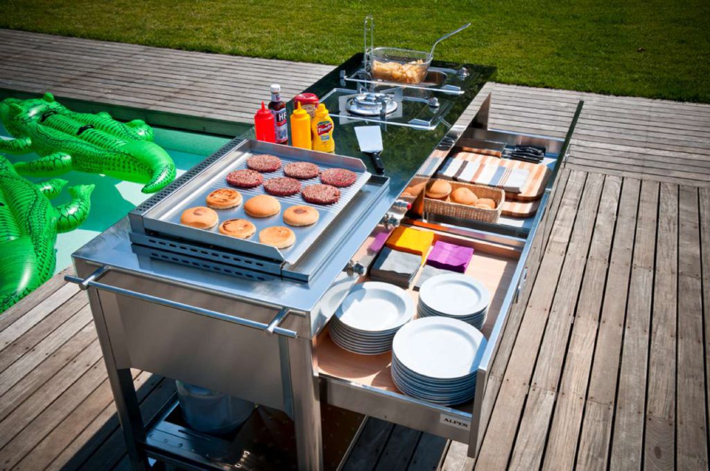 Edelstahlküchenelement mit Gasgrill, für die Gartensaison. Foto: Alpes Inox
