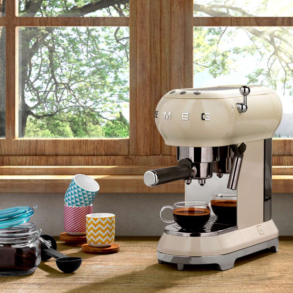 Smeg präsentiert klassische Espresso-Maschine mit Siebträger im bekannten 50‘s Style. Foto: Smeg
