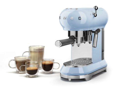 Smeg präsentiert klassische Espresso-Maschine mit Siebträger im bekannten 50‘s Style. Foto: Smeg