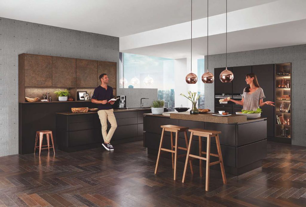 Glamouröse Metalloberflächen liegen voll im Trend und spiegeln den modernen Zeitgeist wider. So verleiht die Kombination aus Metalllook und den edlen softmatten, schwarzen Oberflächen dem Raum eine stilvolle Ausstrahlung und besticht durch ihren luxuriösen Look. (Foto: AMK)