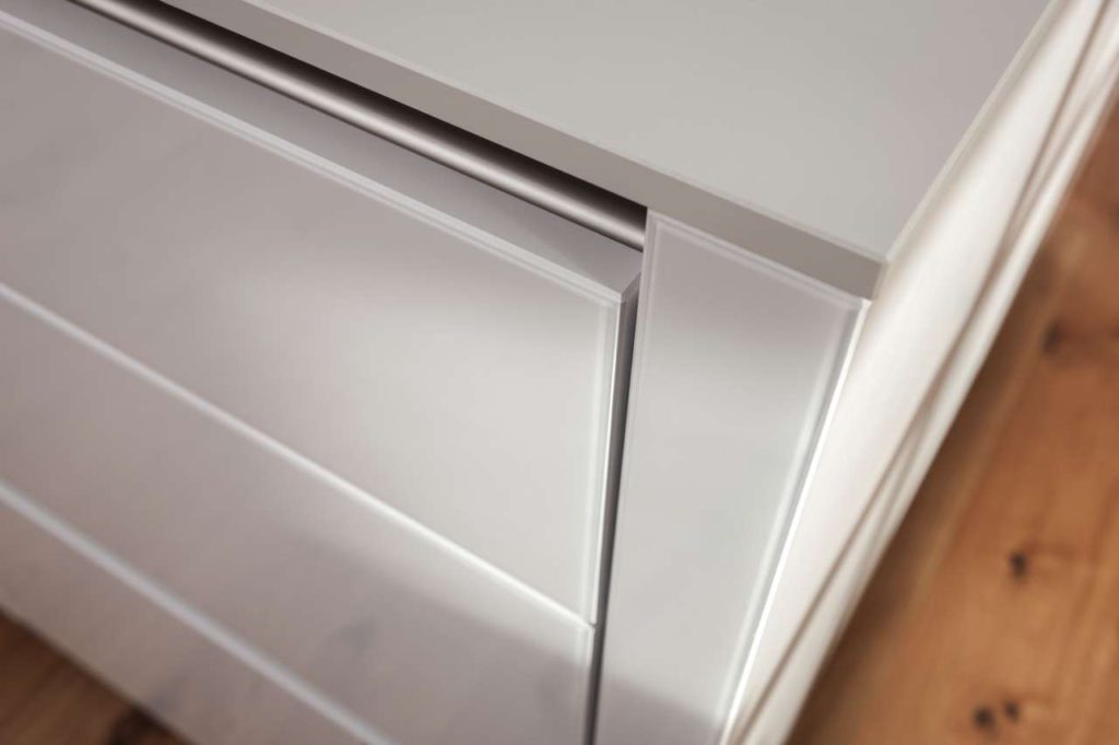 Glaslaminat bietet viele Vorteile: Es ist bruchfest, kratzbeständig, deutlich leichter als Echtglas und äußerst flexibel in der Verarbeitung - es kann gefräst, gebogen und veredelt werden. (Foto: AMK)