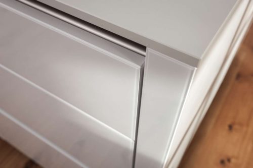 Glaslaminat bietet viele Vorteile: Es ist bruchfest, kratzbeständig, deutlich leichter als Echtglas und äußerst flexibel in der Verarbeitung - es kann gefräst, gebogen und veredelt werden. Foto: AMK