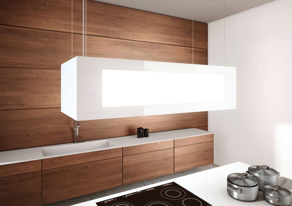 Mit warm weißen LEDs sorgen die Hauben im Ruhezustand für ein stimmungsvolles Lichtambiente in der Küche. Die blendfreie LED-Kochfeldbeleuchtung lässt sich auf die gewünschte Lichtfarbe einstellen und bietet so die Option, die Beleuchtung der Haube auf die Gesamtbeleuchtung der Küche abzustimmen. Alle Funktionen lassen sich auch mit dem Smartphone steuern. (Foto: AMK)