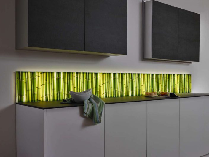 Perfektes Lichtbild: Brillante Motivdrucke und Unifarben erstrahlen mit LED-Licht Foto: Sprinz