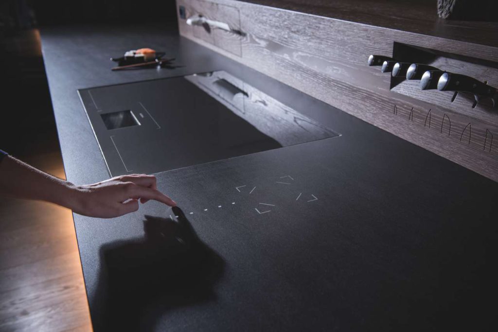 Mit STRASSER TOUCH STONE ist es erstmals möglich, direkt über die Küchenarbeitsplatte unterschiedliche Funktionen im Smart Home (Licht, Beschattung, Ton, etc.) einfach mit einer Berührung zu bedienen. Foto: STRASSER Steine