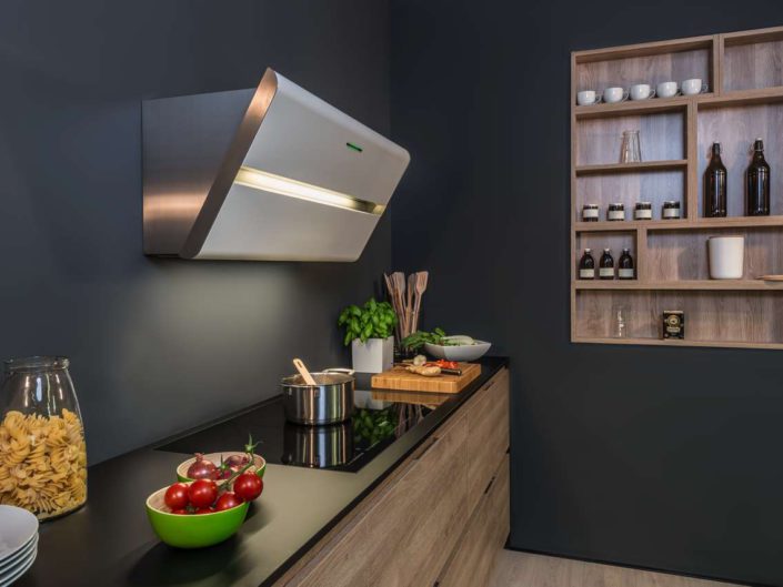 Die Kopffreihaube Smartline ist ein Eye-Catcher in der Küche. Jetzt bietet sie durch mehr Farbauswahl noch mehr Spielraum bei der Küchenplanung. Foto: berbel