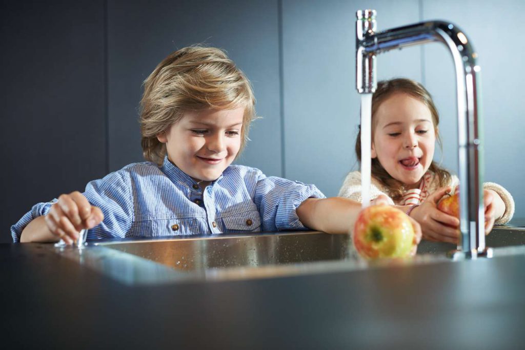 Bei der Variante mit dem neuen hansgrohe M7119-H200 Küchenmischer stellt man durch Kippen und Drehen am Kipphebel die gewünschte Wassertemperatur und Wassermenge ein. Mit dem Select- Knopf an der Ausziehbrause wird dann der Wasserfluss gestartet oder gestoppt. So lässt sich die Armatur komfortabel von vorne bedienen. Foto: hansgrohe