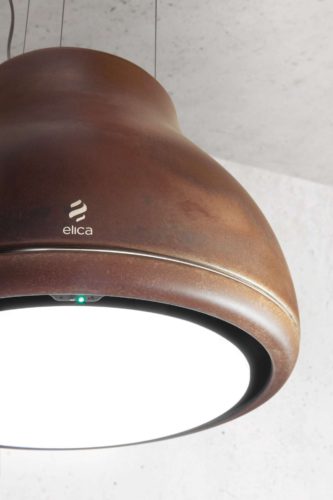 Beleuchtung und Technologie verschmelzen bei der Shining Copper Haube mit Stil und Eleganz - hier in Rost. Design Fabrizio Crisà. Foto: Elica
