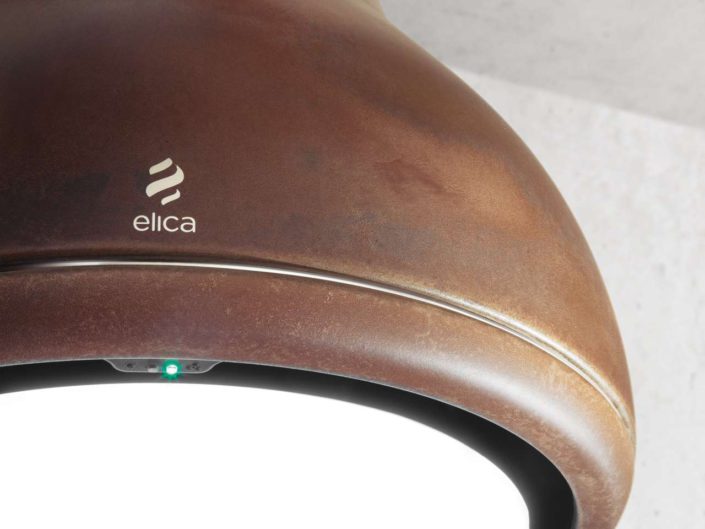Beleuchtung und Technologie verschmelzen bei der Shining Copper Haube mit Stil und Eleganz - hier in Rost. Design Fabrizio Crisà. Foto: Elica