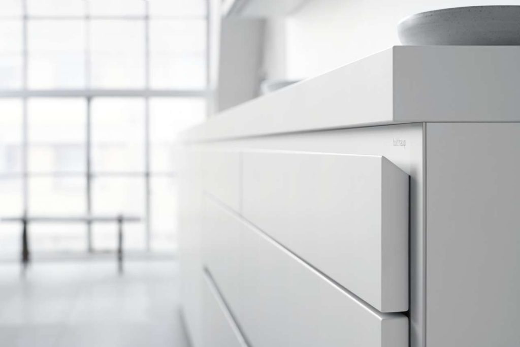 Formen und Funktionen sind bei bulthaup nicht voneinander trennbar. Sie stehen in einem ausbalancierten Verhältnis zueinander. Dies zeigt sich im Erscheinungsbild der b1. In jedem Detail findet sich die Kombination aus einer einfachen Formensprache und durchdachter Funktionalität. Foto: bulthaupt