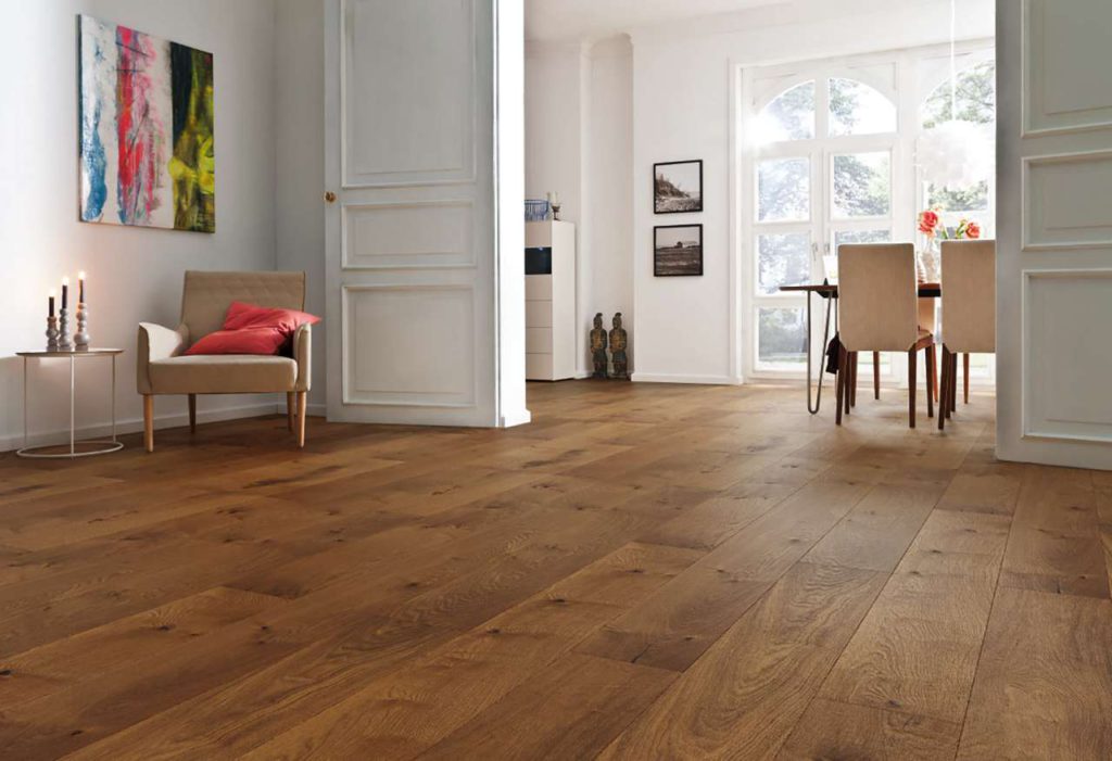 Elegante Raumwirkung: Eine neue Großzügigkeit eröffnet sich mit den breiten, stark strukturierten Landhausdielen.
Foto: djd/Hamberger Flooring/HARO