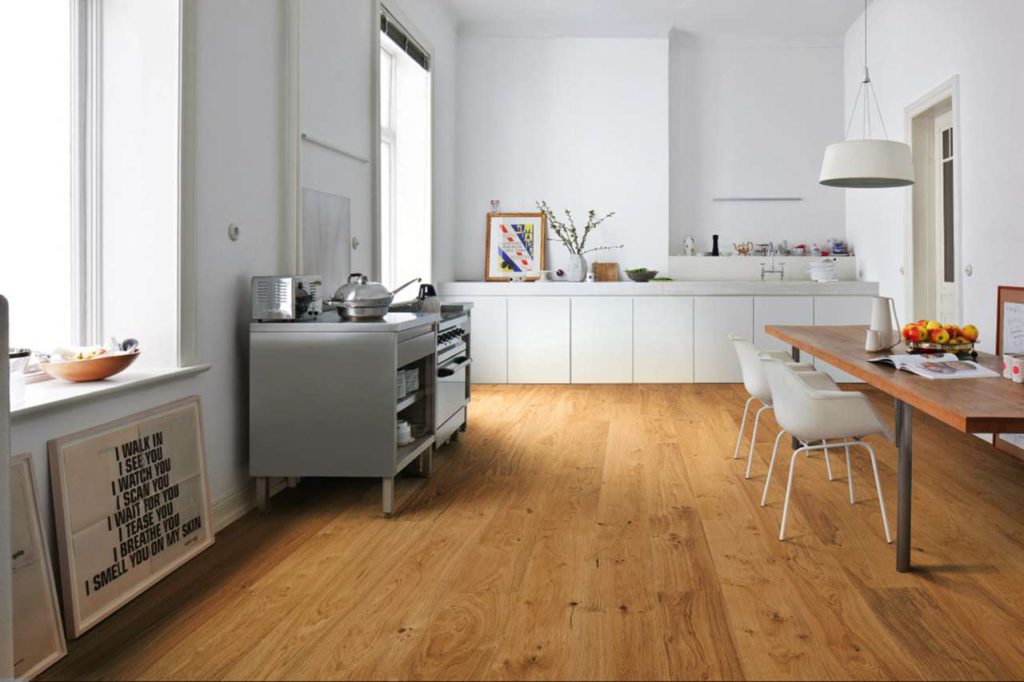 Außergewöhnliche Raumakzente: Landhausdielen können eine neue Eleganz in Küche und Essbereich bringen.
Foto: djd/Hamberger Flooring/HARO