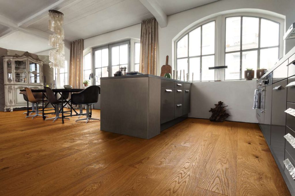 Bei dieser Landhausdiele verbinden sich die authentische Optik und Großzügigkeit einer Schlossdiele mit den technischen Vorzügen eines Mehrschichtparketts.
Foto: djd/Hamberger Flooring/HARO