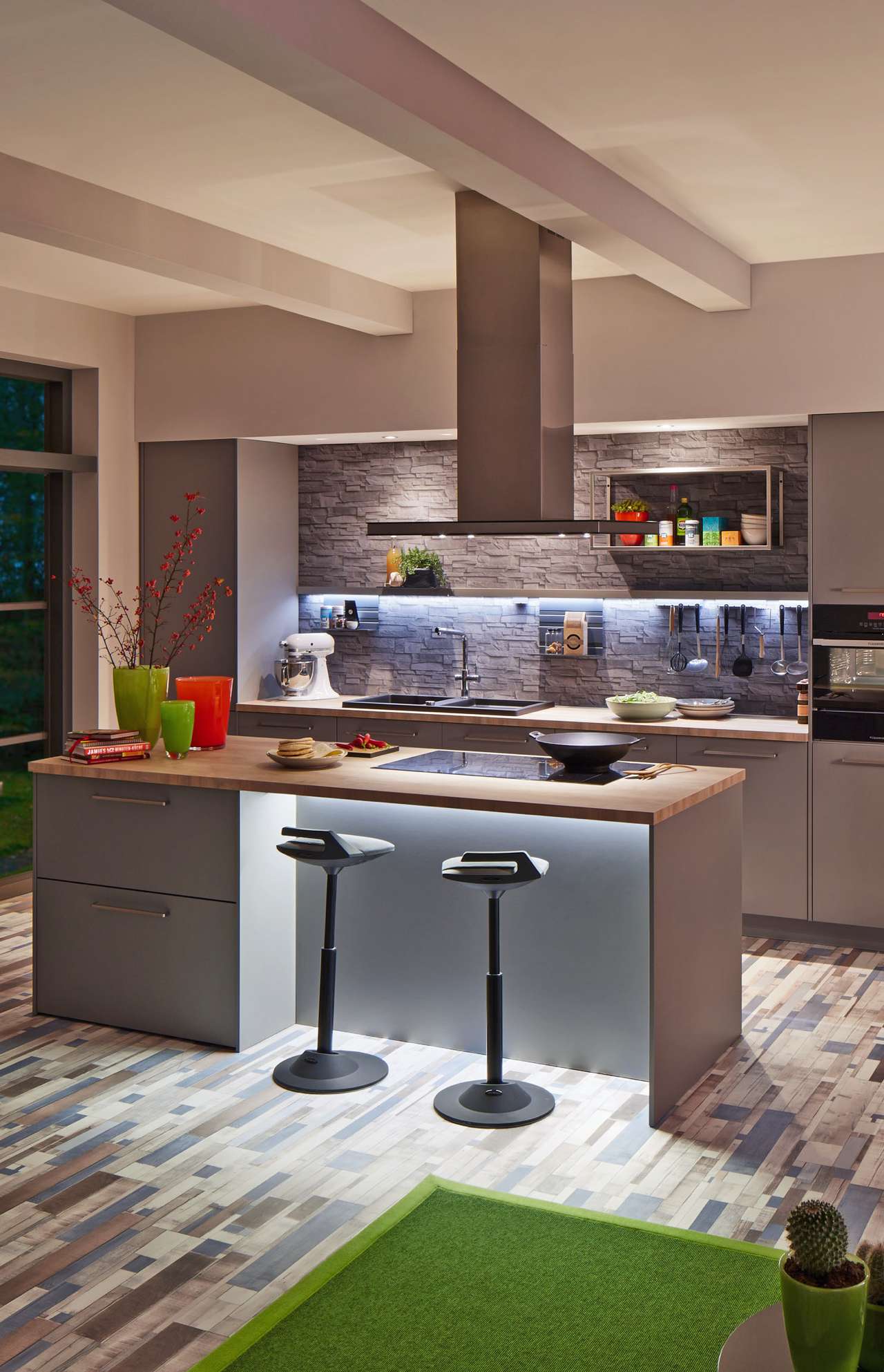 Eine Küche mit klaren Konturen: Die LED-Stripes sorgen hier mit ihrer indirekten Beleuchtung für ein unverwechselbares Ambiente.
Foto: djd/Paulmann Licht