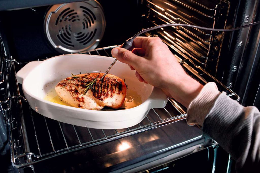  Twelix Artisan ist eine neue Ofengeneration, die köstliche, aromatische und nahrhafte Gerichte zubereitet. Jetzt erstrahlt sie im neuen Design, das Leistung und Ästhetik perfekt kombiniert. Foto: KitchenAid