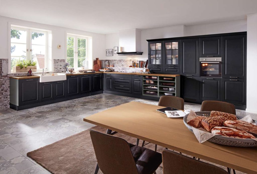 Landhausküchen lassen sich mit allen modernen Elektrogeräten kombinieren. Foto: djd/KüchenTreff