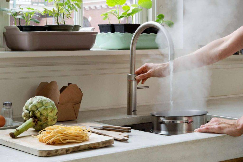 Mit einem Kochend-Wasserhahn lassen sich viele alltägliche Handgriffe in der Küche schneller und komfortabler erledigen.
Foto: djd/Quooker