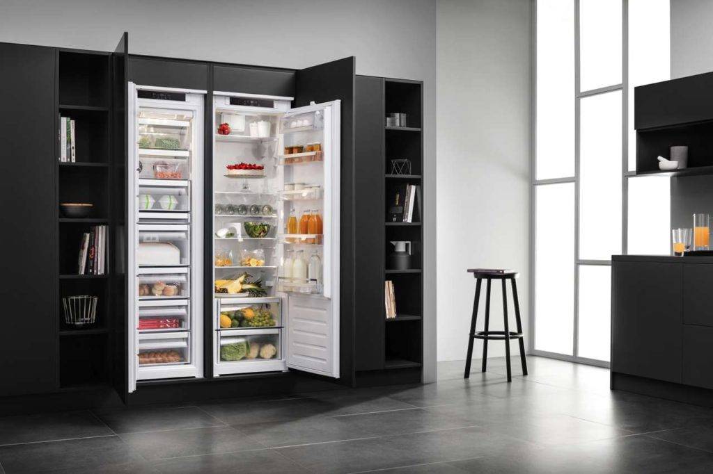 Der Frischecenter wird mit dem Gefrierschrank und Kühlschrank perfekt in die Einbauküche integriert und ist dazu extrem leise. Foto: AMK