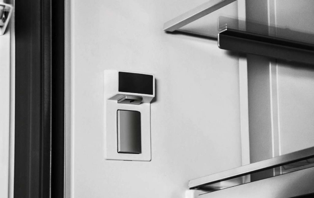 Mit dem GWN 21210 X präsentiert Grundig den ersten Side-by-Side Kühlschrank mit integriertem Weinkühler und Wasserspender. Foto: © Grundig Intermedia GmbH 