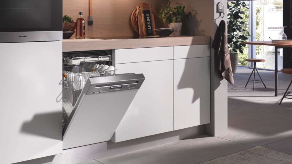 Preisträger beim Bundespreis Ecodesign 2017: Die G 6000 EcoFlex- Geschirrspüler von Miele mit EcoTech-Wärmespeicher haben die Energieeffizienz A+++ minus 20 Prozent. Dies erreichen sie aufgrund des Wärmespeichers, durch den warmes Wasser aus dem jeweils letzten Programmabschnitt geleitet wird und somit durch die Zirkulation im Wasserreservoir das Frischwasser erwärmt. So wird für die weitere Aufheizung im nächsten Spülgang entsprechend weniger Strom benötigt. Foto: Miele
| KÜCHEN JOURNAL Preisträger beim Bundespreis Ecodesign 2017: Die G 6000 EcoFlex- Geschirrspüler von Miele mit EcoTech-Wärmespeicher haben die Energieeffizienz A+++ minus 20 Prozent. Dies erreichen sie aufgrund des Wärmespeichers, durch den warmes Wasser aus dem jeweils letzten Programmabschnitt geleitet wird und somit durch die Zirkulation im Wasserreservoir das Frischwasser erwärmt. So wird für die weitere Aufheizung im nächsten Spülgang entsprechend weniger Strom benötigt. Foto: Miele