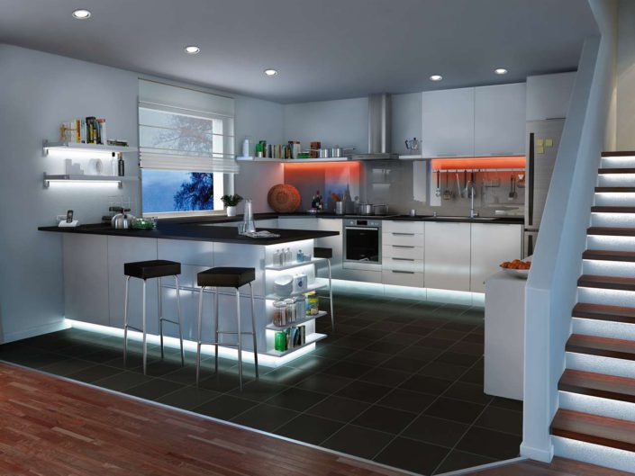Futuristisch mutet diese Lichtplanung der Küche an. Foto: Paulmann Licht