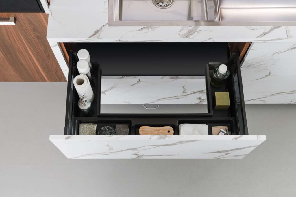 Der Spülen-Unterschrank ist ein unterschätztes Möbel für Stauräume. Exklusiv für seine Auszüge hat SCHMIDT Küchen auch herausnehmbare Körbe entwi- ckelt, die direkt auf der Arbeitsplatte oder dem Tisch platziert werden können. Foto: SCHMIDT Küchen