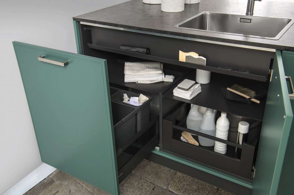 Mit seinen individuellen Gestaltungsmöglichkeiten hat SCHMIDT Küchen im Spülen-Unterschrank nicht nur für Ordnung gesorgt, sondern auch ungeahnt viel neuen Stau- raum geschaffen. Foto: SCHMIDT Küchen