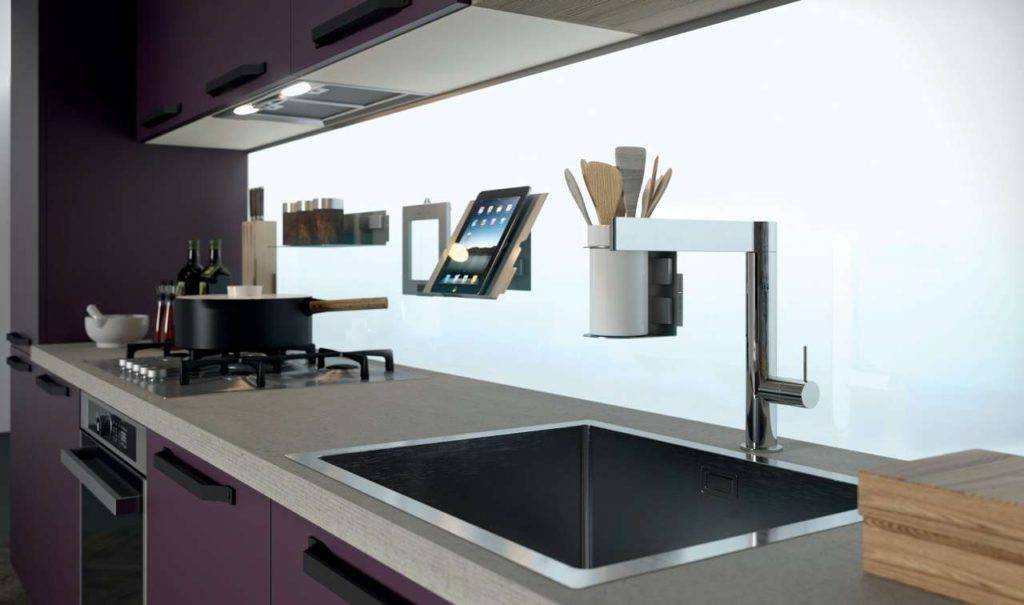 Die beleuchtete, magnetische Rückwand ist ein echter Hingucker! Foto: Aran Cucine