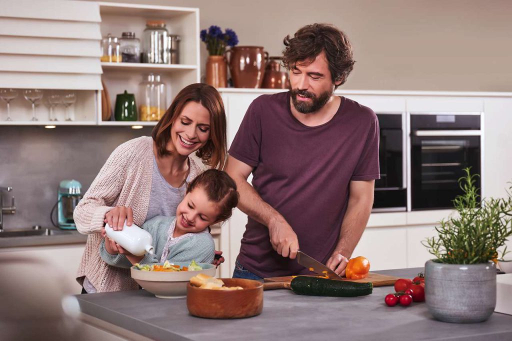 Mit neuen Farben, Formen und Materialien wird die Küche zum Herzstück des Zuhauses.
Foto: djd/Küchen Quelle GmbH