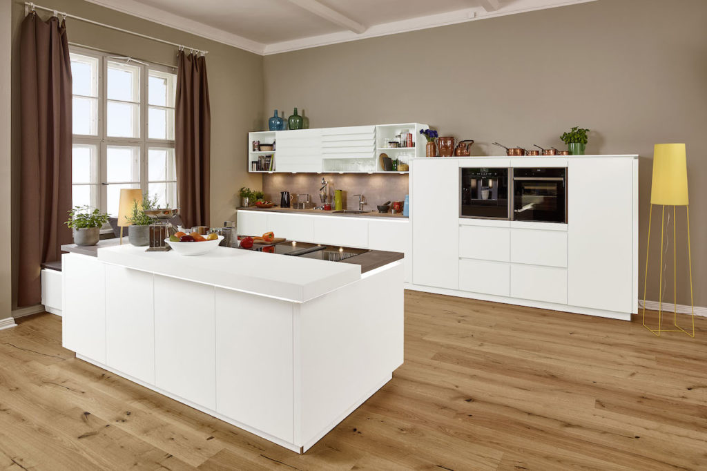 Trotz der angesagten Grautöne und dunklen Töne bleiben weiße, helle Küchen auch weiterhin beliebt.
Foto: djd/Küchen Quelle GmbH