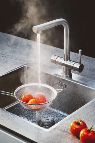 Über den kindersicheren elektronischen Drück-Dreh-Bedienring der „4 in 1“-Variante kann gefiltertes kaltes, warmes oder kochendes Wasser abgerufen werden – beispielsweise zum Wärmflasche befüllen oder Gemüse blanchieren. Fotos: Franke GmbH